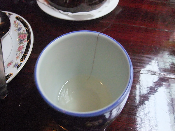 杯子卻是裂的