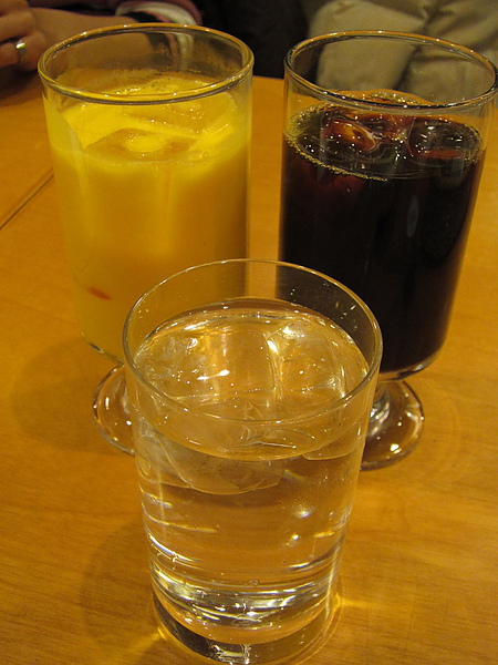 飲料與杯水