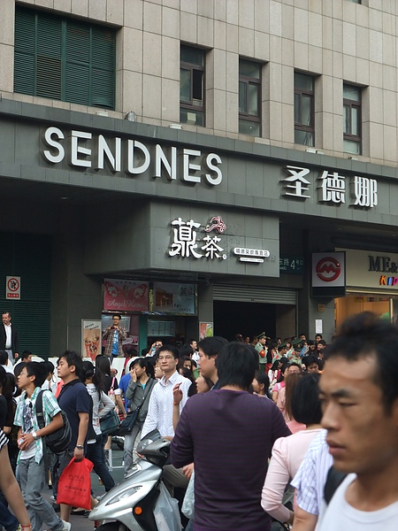 多到爆的人