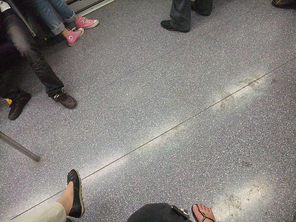 還是只有我穿夾腳拖