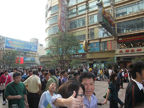 南京東路瘋狂人潮