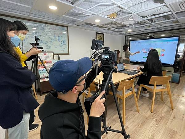 LINE_ALBUM_20220209華視品牌人物誌_220513_1