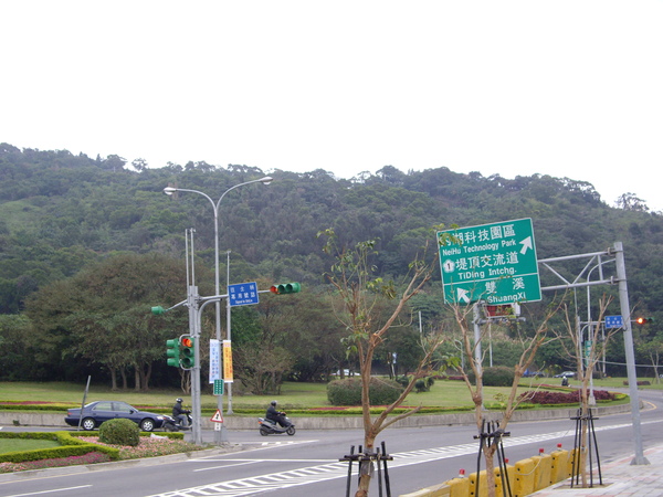 自強隧道圓環，左線繞圓環進隧道