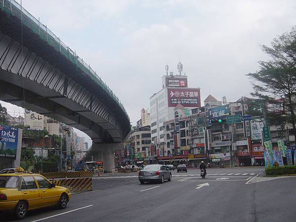 左邊捷運高架接續成功路，右邊成功路往內湖交流道