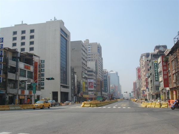 中正路向西