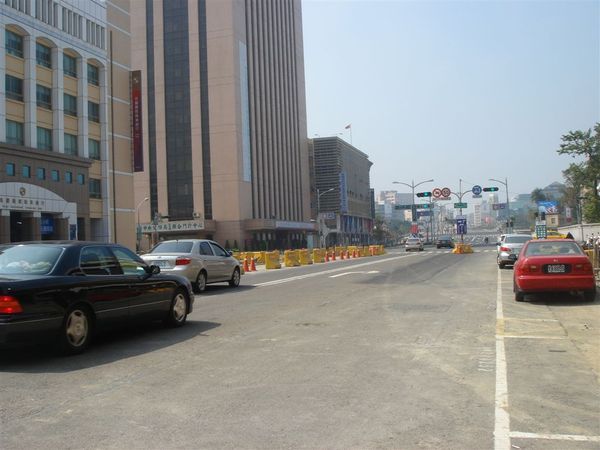 中正路安全島興建中(市議會前)