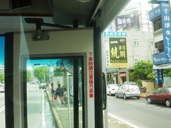 果菜市場站 有乘客要上車