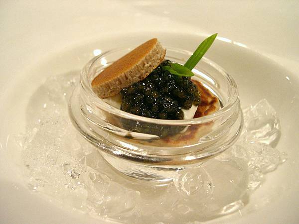 伊朗貝魯加魚子醬佐蕎麥煎餅 Caviar de Beluga avec Blinis