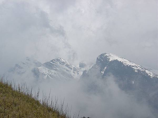 雲霧中的雪山.JPG