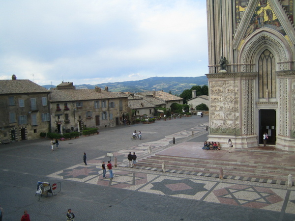 Orvieto_square_at_Duomo.jpg Orvieto_square_at_Duomo.jpg