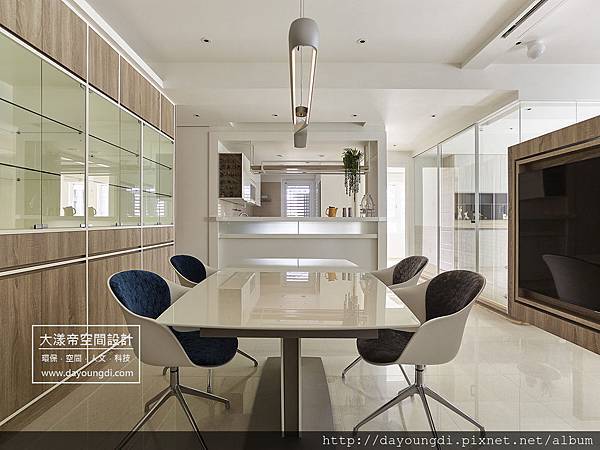 1491963325 1067391488 n 舊屋改建-中山區室內設計:旋轉電視創造智慧空間