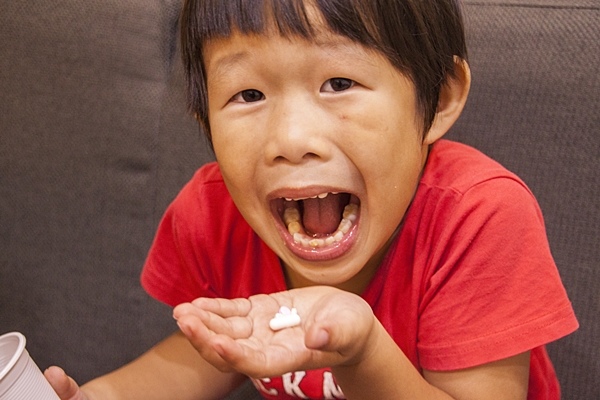 如何讓小孩乖乖吃藥?6步驟教小孩學會吞藥丸!.jpg 如何讓小孩乖乖吃藥?6步驟教小孩學會吞藥丸!.jpg