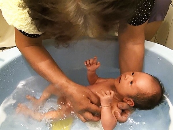 守護嬰幼兒肌膚!食藥署:清潔、保濕、防曬3原則.jpg 守護嬰幼兒肌膚!食藥署:清潔、保濕、防曬3原則.jpg
