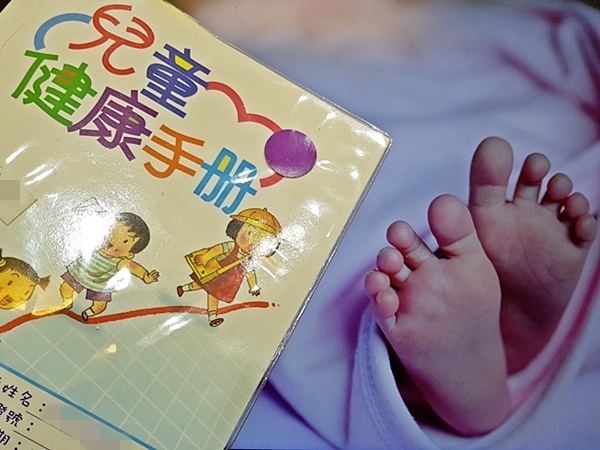 寶寶的兒童健康手冊及黃卡遺失了,怎麼辦?.jpg 寶寶的兒童健康手冊及黃卡遺失了,怎麼辦?.jpg