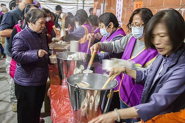 彰化元清觀並備有麵線、壽桃及平安圓，供信眾福食平安2.jpg