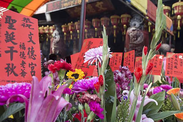 信眾敬獻鮮花向土地公祝壽、祈福.jpg