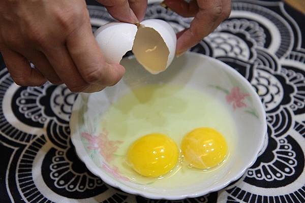 雙蛋黃的雞蛋是打生長激素造成的?.JPG 雙蛋黃的雞蛋是打生長激素造成的?.JPG