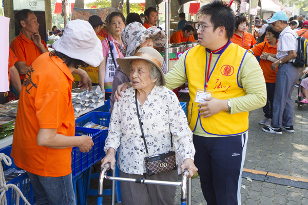 弘道服務籌募助老經費 台語天王蔡義德關懷長者挺公益3.png 弘道服務籌募助老經費 台語天王蔡義德關懷長者挺公益3.png