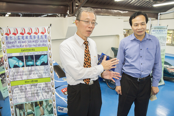 財團法人車輛研究測試中心廖慶秋總經理(左)與建國科技大學葉榮鵩廠長(右).png