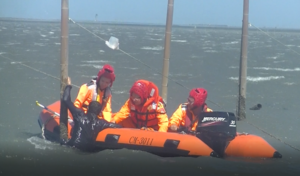民眾遊憩受困海中 海巡出動救生艇救援2.png 民眾遊憩受困海中 海巡出動救生艇救援2.png