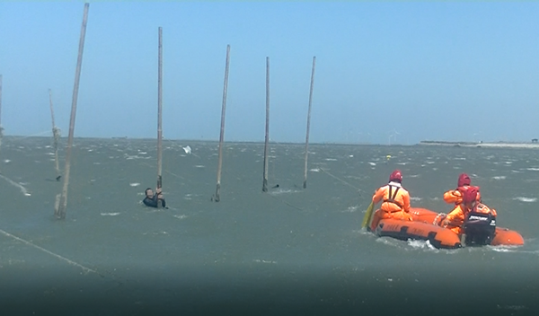 民眾遊憩受困海中 海巡出動救生艇救援1.png 民眾遊憩受困海中 海巡出動救生艇救援1.png