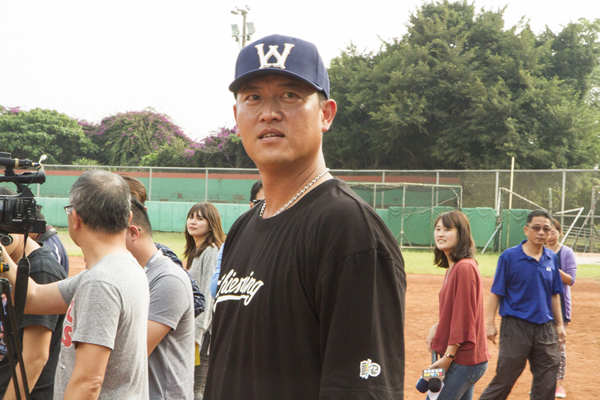 王建民投好球進彰化公益活動 八卦山棒球場與小球員互動2.png 王建民投好球進彰化公益活動 八卦山棒球場與小球員互動2.png
