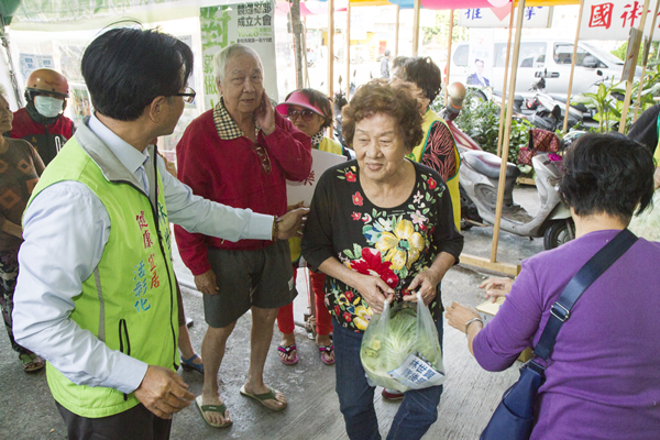 選舉不忘關心弱勢農民 林世賢進500顆高麗菜義賣5.png