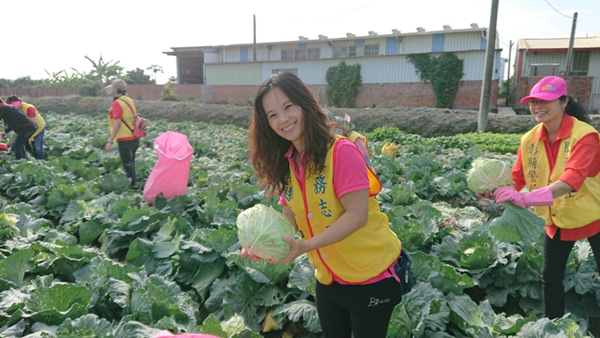 北斗警察分局犒賞員警辛勞 副座化身大廚炒高麗菜2.png 北斗警察分局犒賞員警辛勞 副座化身大廚炒高麗菜2.png