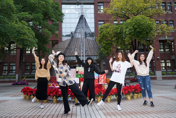 大葉大學休閒系學生認為,聖誕樹是辦活動的新景點.png 大葉大學休閒系學生認為,聖誕樹是辦活動的新景點.png