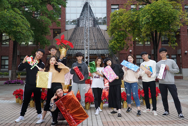 大葉大學在管理學院中庭佈置了LED聖誕樹.png 大葉大學在管理學院中庭佈置了LED聖誕樹.png