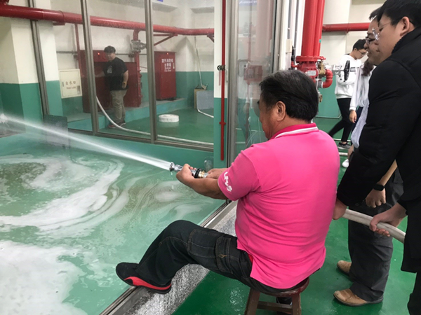 大葉大學樂齡大學學員體驗操作消防水帶.png 大葉大學樂齡大學學員體驗操作消防水帶.png