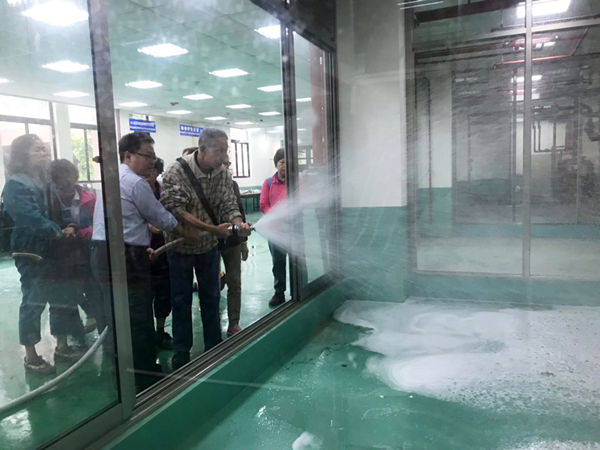 大葉大學消防學程周中祺老師(前排左)教樂齡大學學員操作消防水帶.png 大葉大學消防學程周中祺老師(前排左)教樂齡大學學員操作消防水帶.png