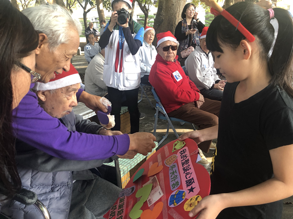 中彰榮家爺奶與家扶兒一起學貓叫 聖誕圓夢趴踢溫馨又熱鬧3.png 中彰榮家爺奶與家扶兒一起學貓叫 聖誕圓夢趴踢溫馨又熱鬧3.png