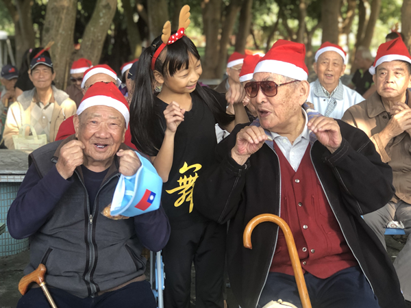 中彰榮家爺奶與家扶兒一起學貓叫 聖誕圓夢趴踢溫馨又熱鬧1.png 中彰榮家爺奶與家扶兒一起學貓叫 聖誕圓夢趴踢溫馨又熱鬧1.png
