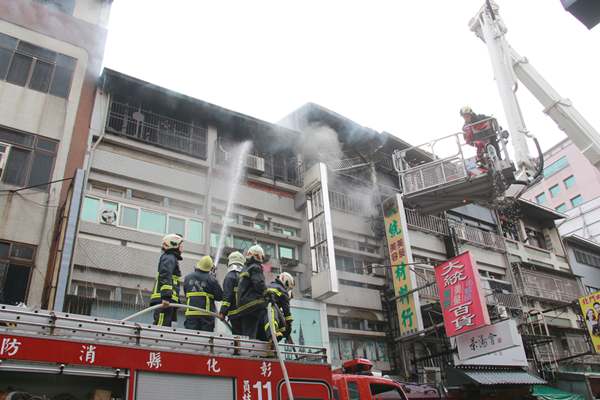 員林華成市場驚傳火警 彰化消防局出動雲梯車搶救1.png