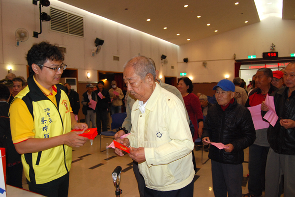 花壇白沙屯拱天宮媽祖慈善會 捐贈彰化市低收入戶長者慰問金3.png