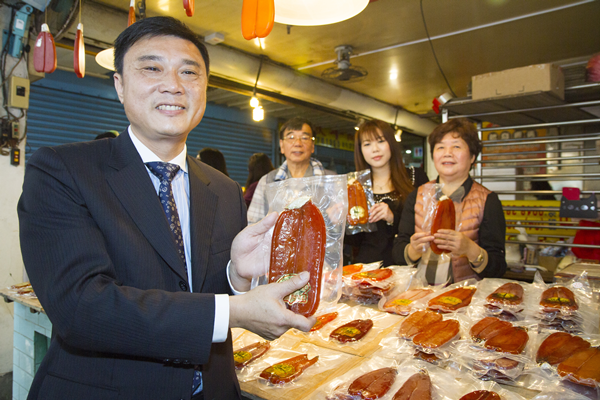 暖冬遊鹿港加碼送烏魚子 鹿港鎮長許志宏推廣在地烏魚子3.png