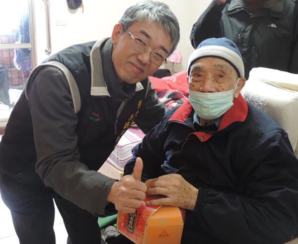 彰化榮服處啟動新春關懷 贈保暖外套禦寒暖身又暖心1.png 彰化榮服處啟動新春關懷 贈保暖外套禦寒暖身又暖心1.png