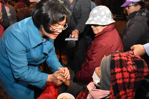 彰化縣長王惠美結合民間力量發放街友熱食及禦寒物資1.png 彰化縣長王惠美結合民間力量發放街友熱食及禦寒物資1.png