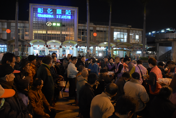 彰化縣長王惠美結合民間力量發放街友熱食及禦寒物資2.png 彰化縣長王惠美結合民間力量發放街友熱食及禦寒物資2.png