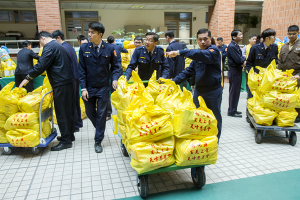 彰化縣警察局結合天峰慈善會舉辦捐物資助弱勢1.png 彰化縣警察局結合天峰慈善會舉辦捐物資助弱勢1.png