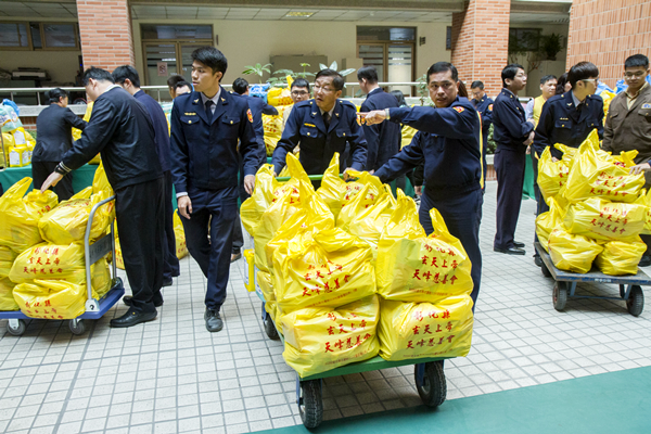 彰化縣警察局結合天峰慈善會舉辦捐物資助弱勢1.png