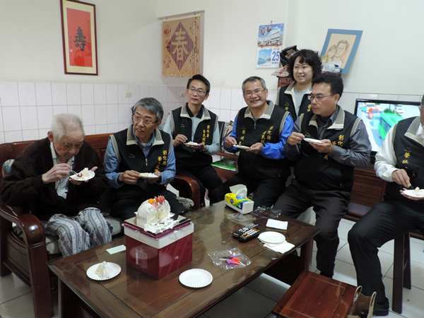 彰化榮服處啟動新春關懷列車 楊雨榮祝賀人瑞榮民壽辰5.png