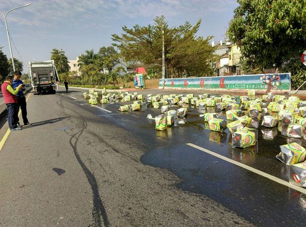 馬路變「薄」油路 貨車載泰山沙拉油灑滿地1.png 馬路變「薄」油路 貨車載泰山沙拉油灑滿地1.png