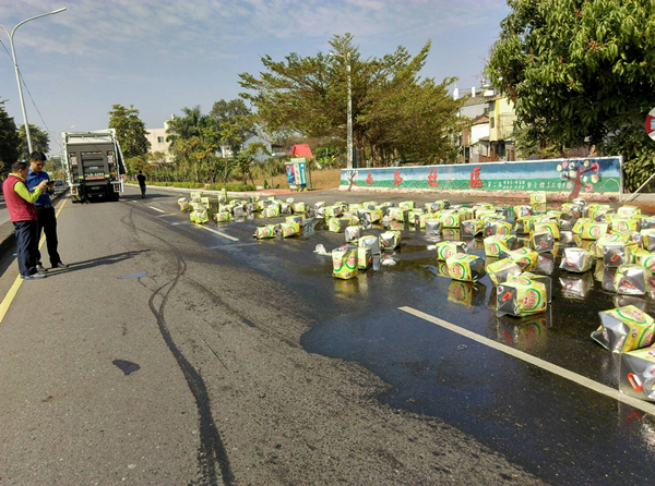 馬路變「薄」油路 貨車載泰山沙拉油灑滿地1.png