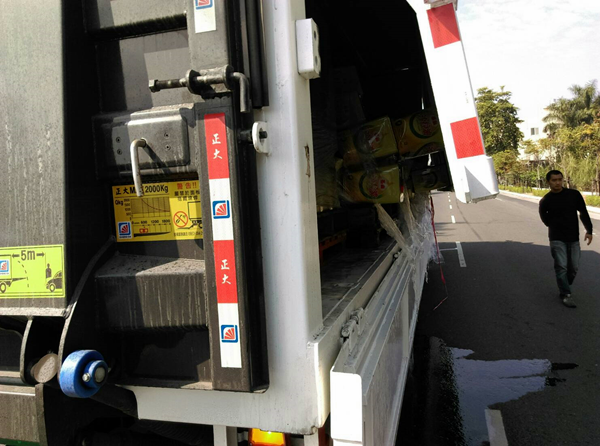 馬路變「薄」油路 貨車載泰山沙拉油灑滿地2.png 馬路變「薄」油路 貨車載泰山沙拉油灑滿地2.png