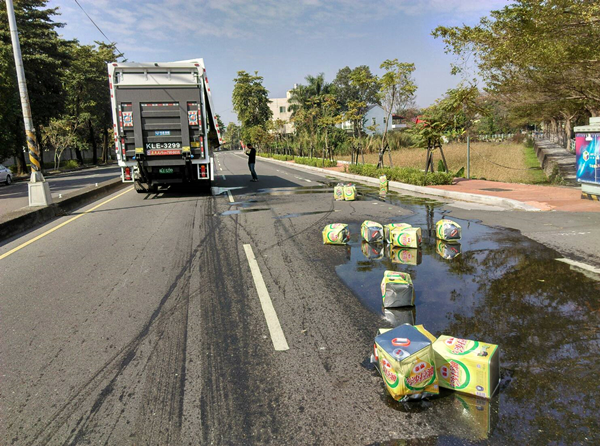 馬路變「薄」油路 貨車載泰山沙拉油灑滿地3.png