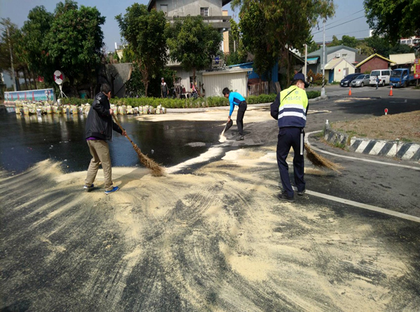 馬路變「薄」油路 貨車載泰山沙拉油灑滿地5.png