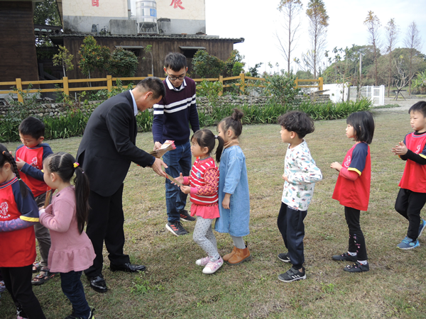 二水農會慶祝農民節義賣春聯 幼兒園小朋友掏零錢做愛心5.png