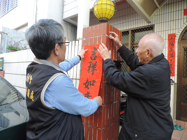 彰化榮服處邀名家揮毫贈春聯 楊雨榮親訪榮民貼春聯2.png